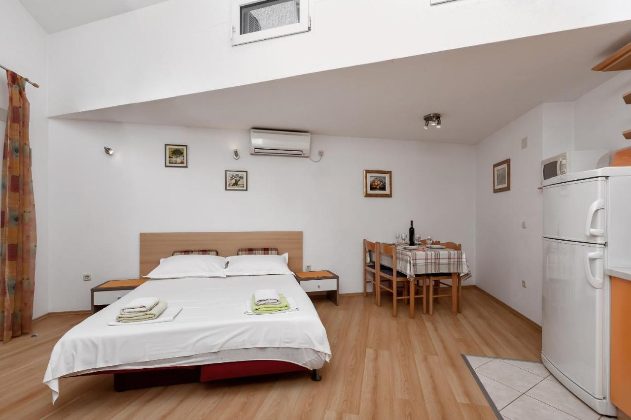 Apartments Carmen Makarska Exterior foto
